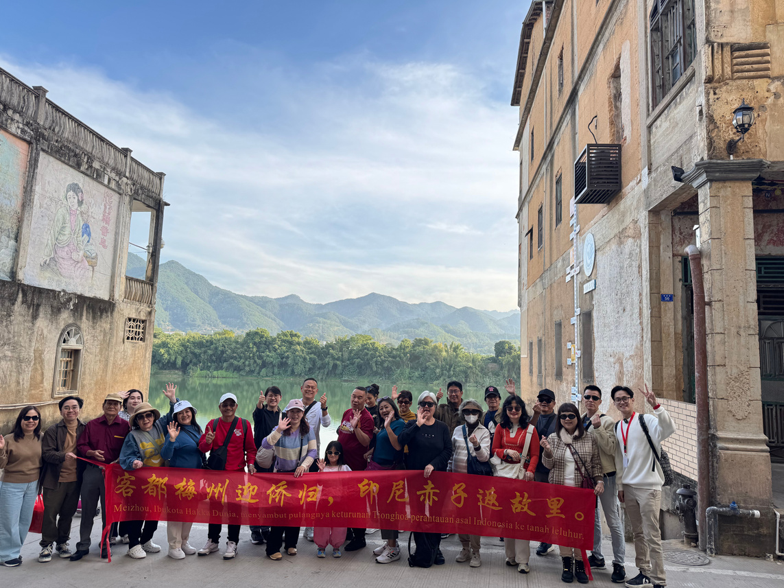 Rombongan Hakka Heritage Indonesia berfoto di Pelabuhan Songkou dengan banner merah